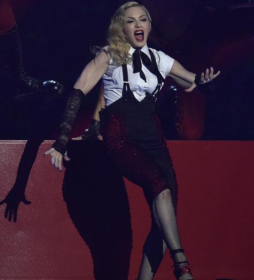 Madonna sahneden düştü