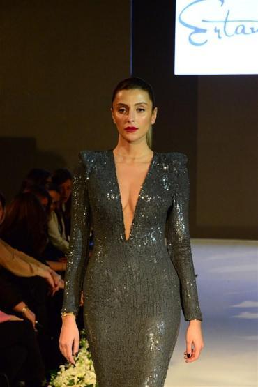 Özge Ulusoyun podyum kazası