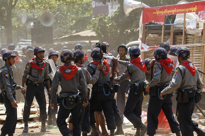 Myanmarda polisten öğrencilere orantısız güç