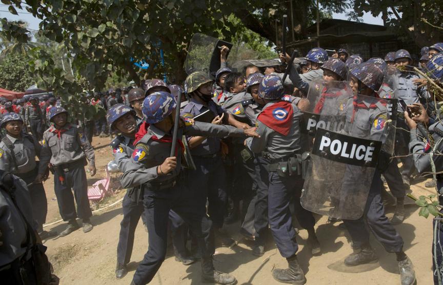 Myanmarda polisten öğrencilere orantısız güç