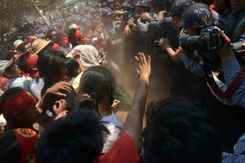 Myanmarda polisten öğrencilere orantısız güç