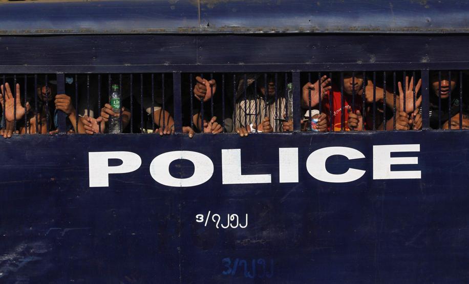 Myanmarda polisten öğrencilere orantısız güç