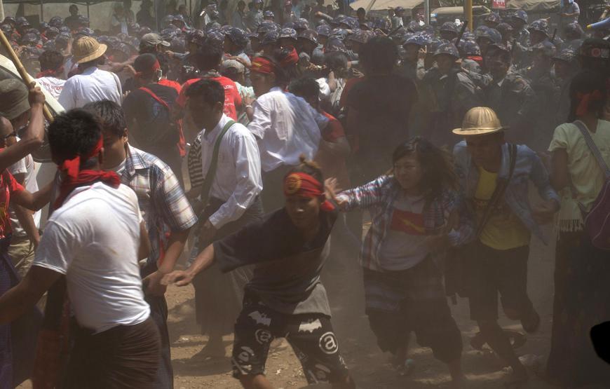 Myanmarda polisten öğrencilere orantısız güç