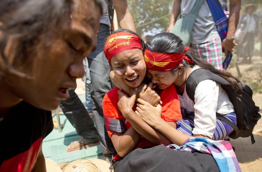 Myanmarda polisten öğrencilere orantısız güç