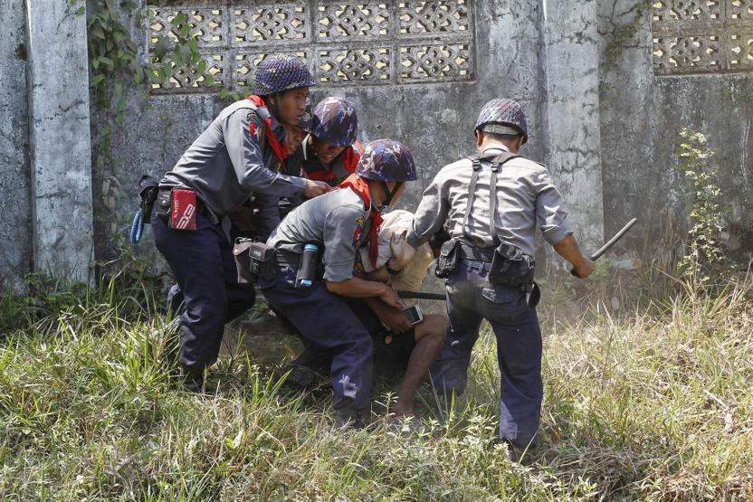 Myanmarda polisten öğrencilere orantısız güç