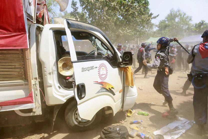 Myanmarda polisten öğrencilere orantısız güç