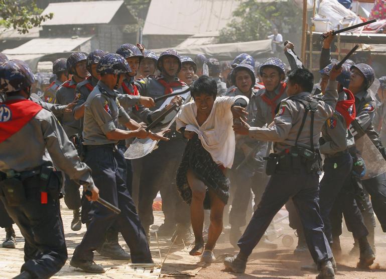 Myanmarda polisten öğrencilere orantısız güç