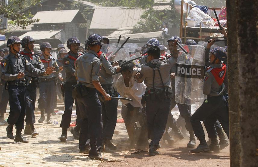 Myanmarda polisten öğrencilere orantısız güç