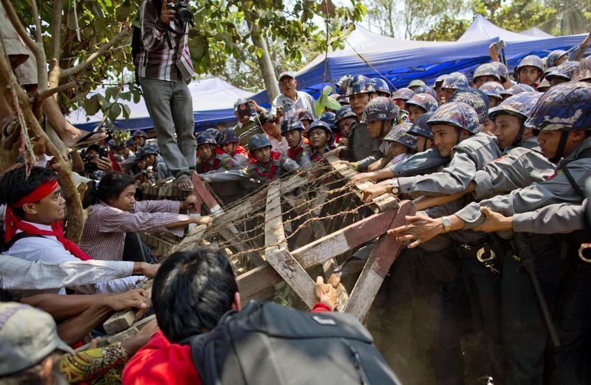 Myanmarda polisten öğrencilere orantısız güç