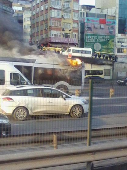 Şirinevlerde metrobüs yandı
