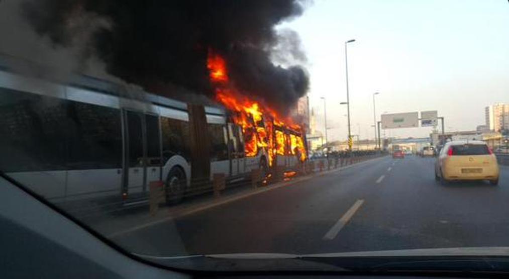 Şirinevlerde metrobüs yandı