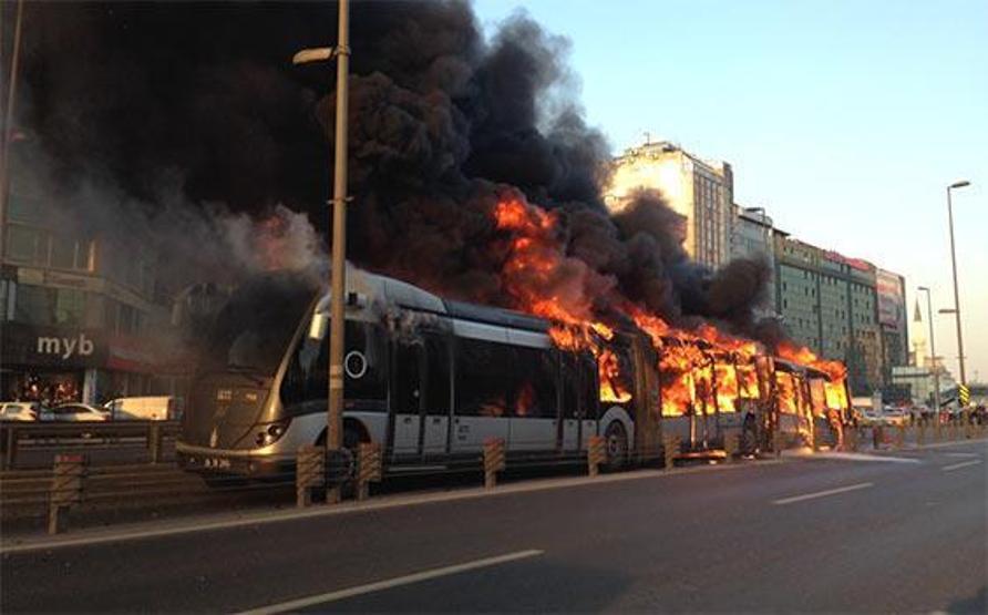 Şirinevlerde metrobüs yandı