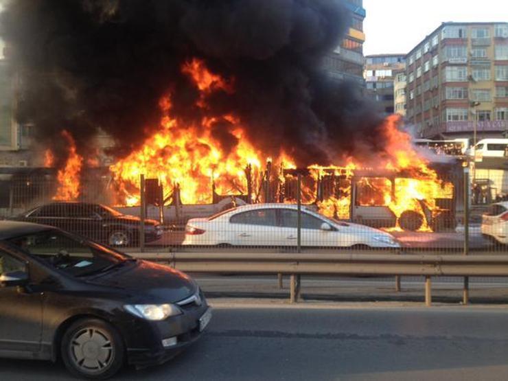 Şirinevlerde metrobüs yandı