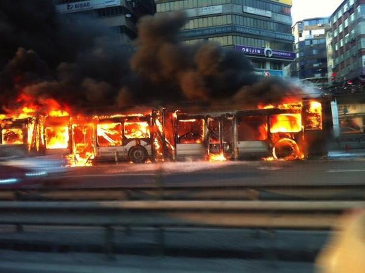 Şirinevlerde metrobüs yandı