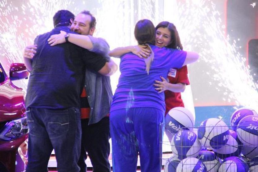 Pelin Öztekin ve sevgilisi otomobil kazandı