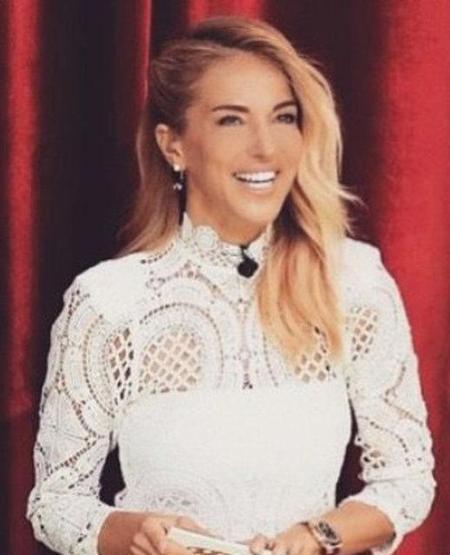 Arda Turan koleksiyondaki saati Burcu Esmersoya verdi
