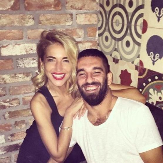 Arda Turan koleksiyondaki saati Burcu Esmersoya verdi