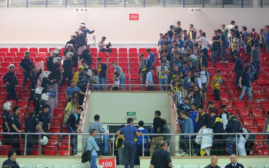 Beşiktaş - Fenerbahçe taraftar kavgası: 2 yaralı
