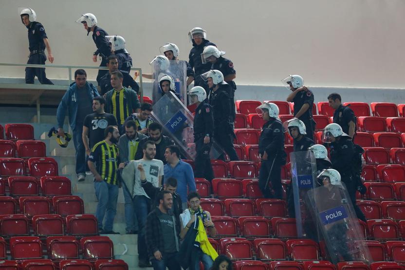 Beşiktaş - Fenerbahçe taraftar kavgası: 2 yaralı