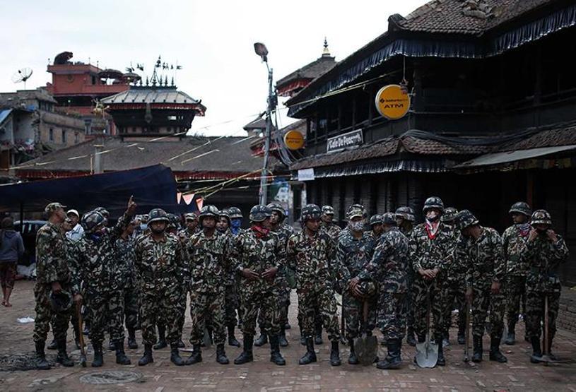 Depremin vurduğu Nepal kan ağlıyor