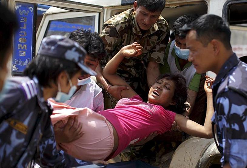 Depremin vurduğu Nepal kan ağlıyor
