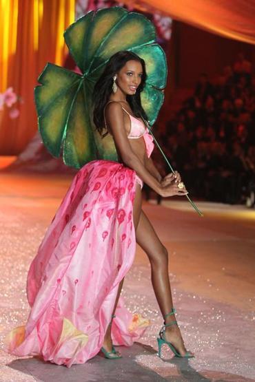 Victoria’s Secret yeni melekleri çıplak tanıttı