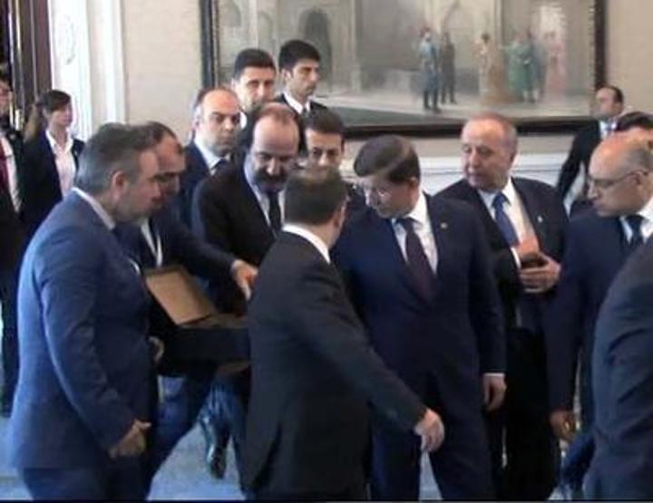 Başbakan Davutoğlu: Siyasi hayatımda ilk kez hediye kabul ediyorum