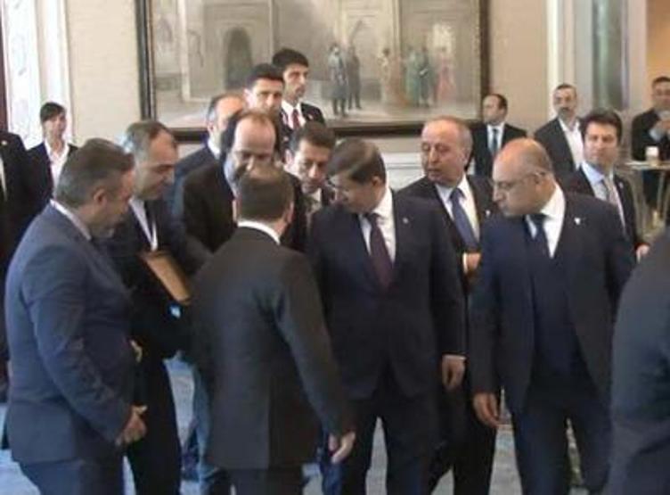 Başbakan Davutoğlu: Siyasi hayatımda ilk kez hediye kabul ediyorum