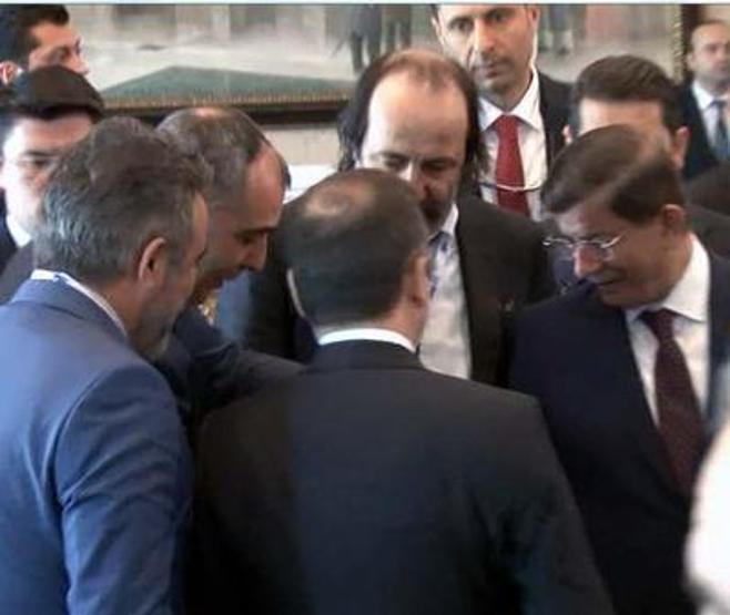 Başbakan Davutoğlu: Siyasi hayatımda ilk kez hediye kabul ediyorum