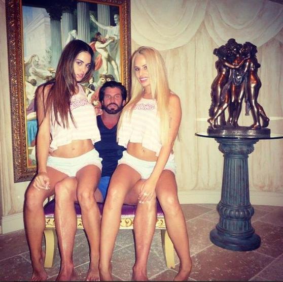 Kendi Playboy Malikanesini kurdu...