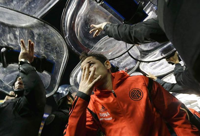 Taraftarlar futbolculara biber gazıyla saldırdı