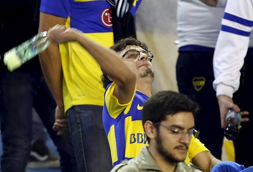 Taraftarlar futbolculara biber gazıyla saldırdı