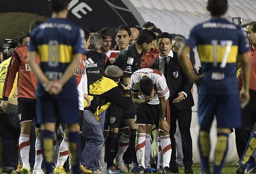 Taraftarlar futbolculara biber gazıyla saldırdı