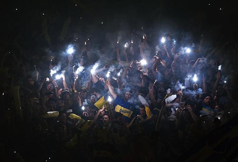 Taraftarlar futbolculara biber gazıyla saldırdı