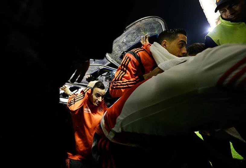 Taraftarlar futbolculara biber gazıyla saldırdı