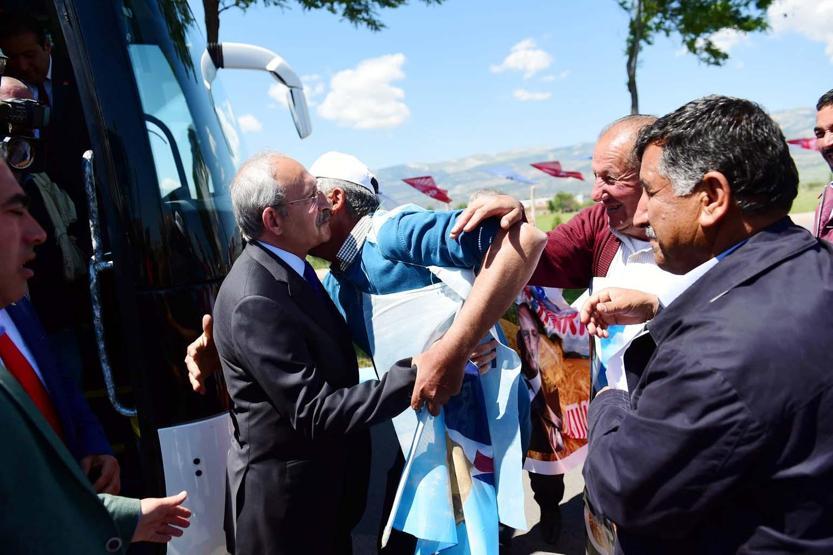 Traktörlü çiftçiler CHP otobüsünün önünü kesti