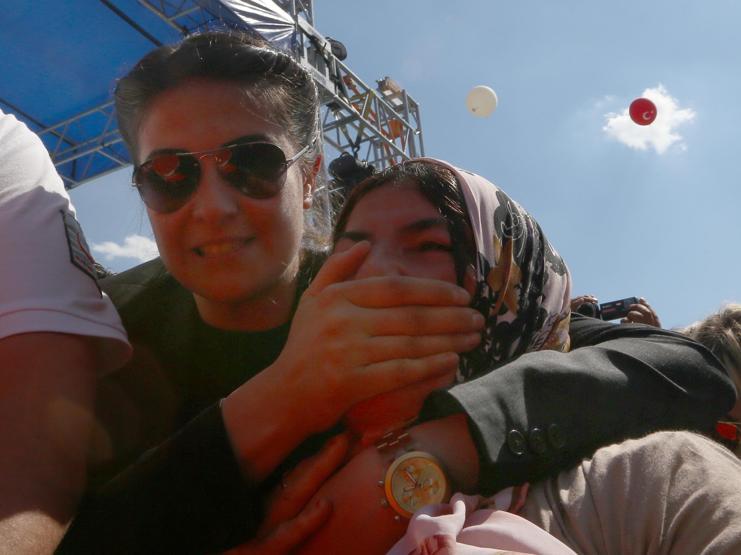 Seni seviyoruz cumhurbaşkanım dedi, alandan çıkarıldı