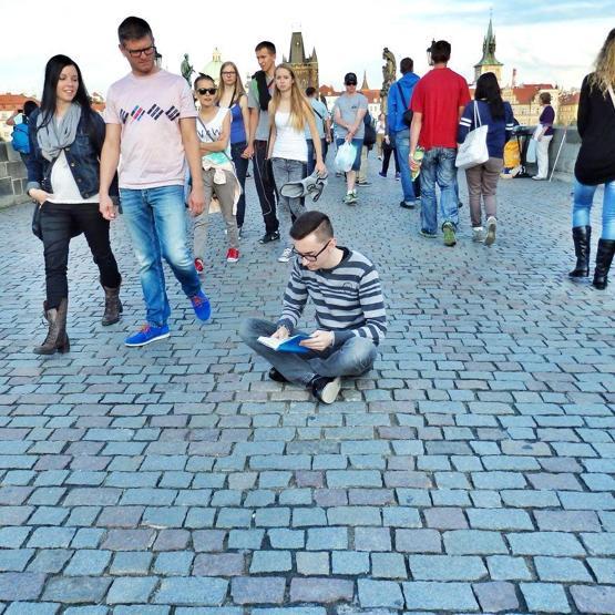 Yoksa entel görünüp kız tavlamaya mı çalışıyor