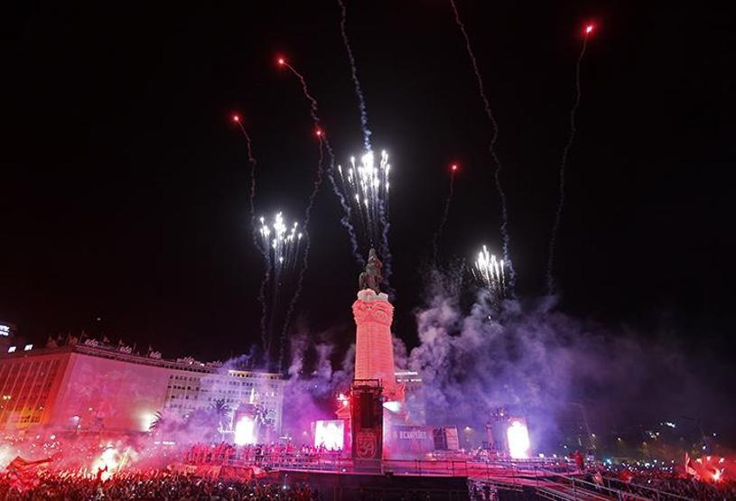 Benfica taraftarı ile polis birbirine girdi