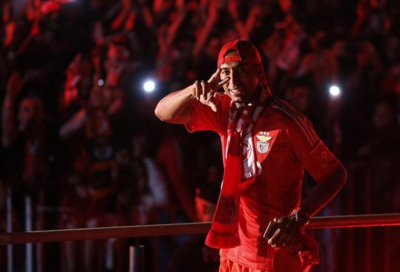 Benfica taraftarı ile polis birbirine girdi