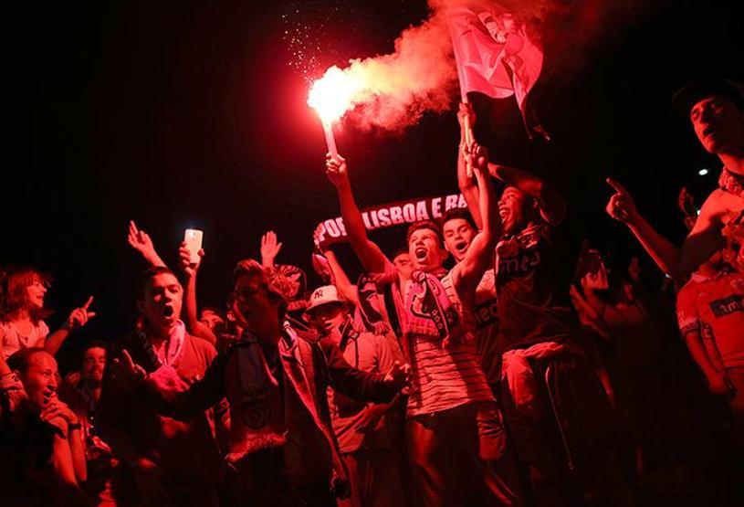 Benfica taraftarı ile polis birbirine girdi