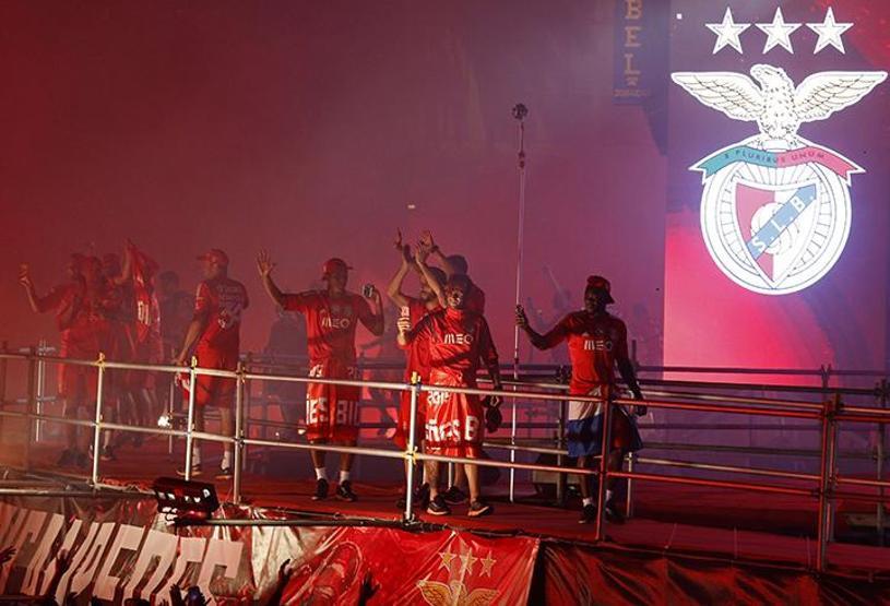 Benfica taraftarı ile polis birbirine girdi
