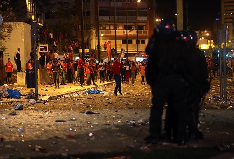 Benfica taraftarı ile polis birbirine girdi
