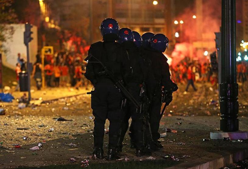 Benfica taraftarı ile polis birbirine girdi