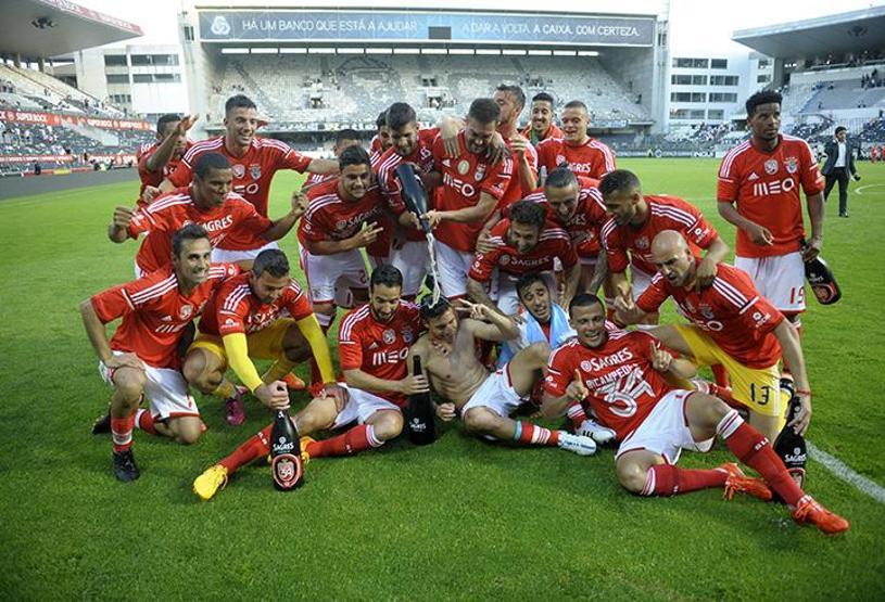 Benfica taraftarı ile polis birbirine girdi