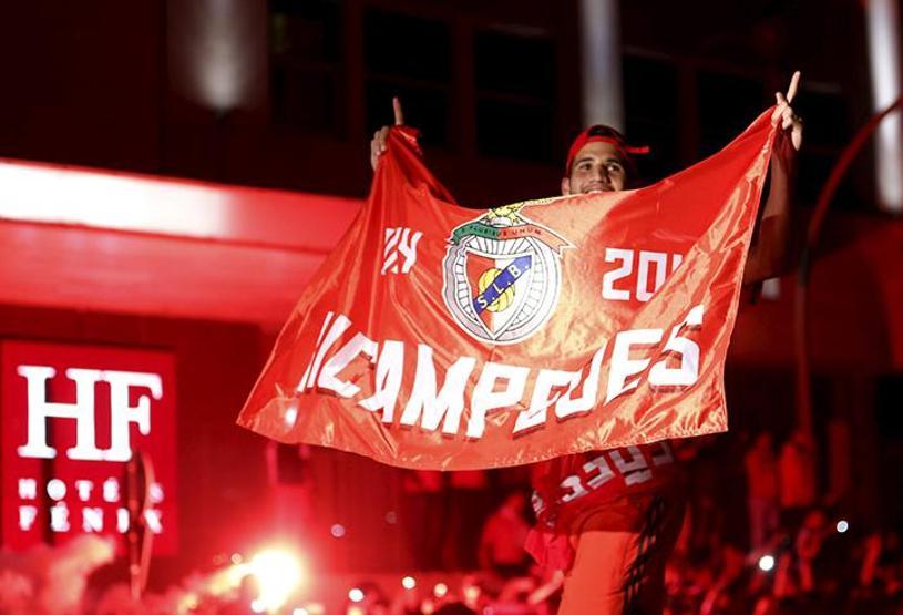 Benfica taraftarı ile polis birbirine girdi
