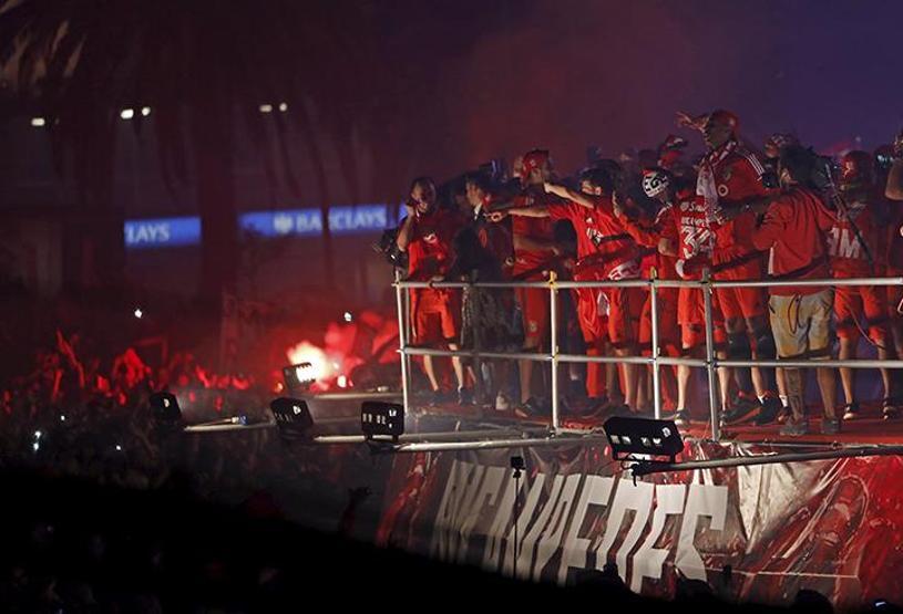 Benfica taraftarı ile polis birbirine girdi