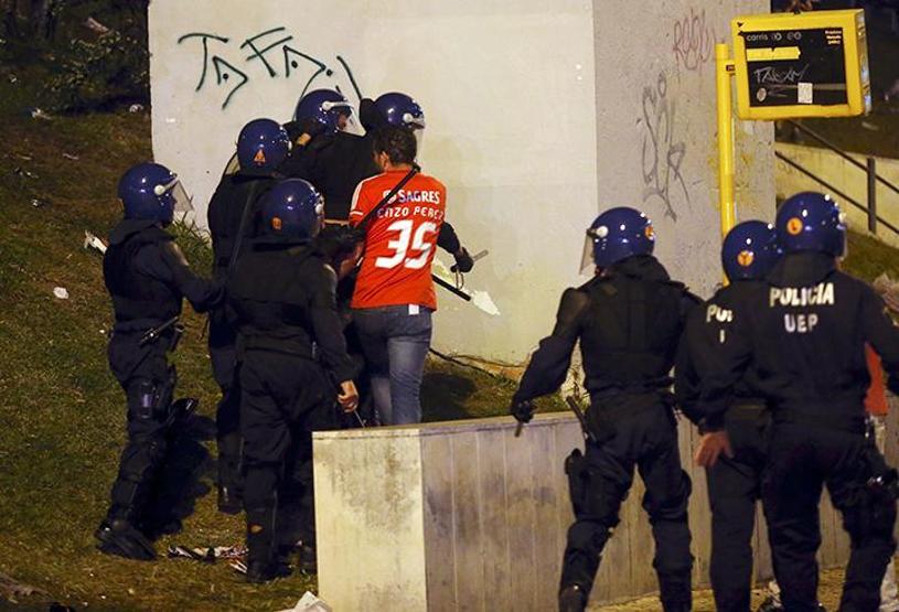 Benfica taraftarı ile polis birbirine girdi