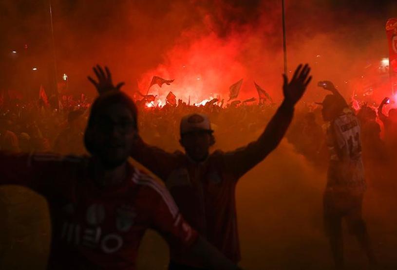 Benfica taraftarı ile polis birbirine girdi