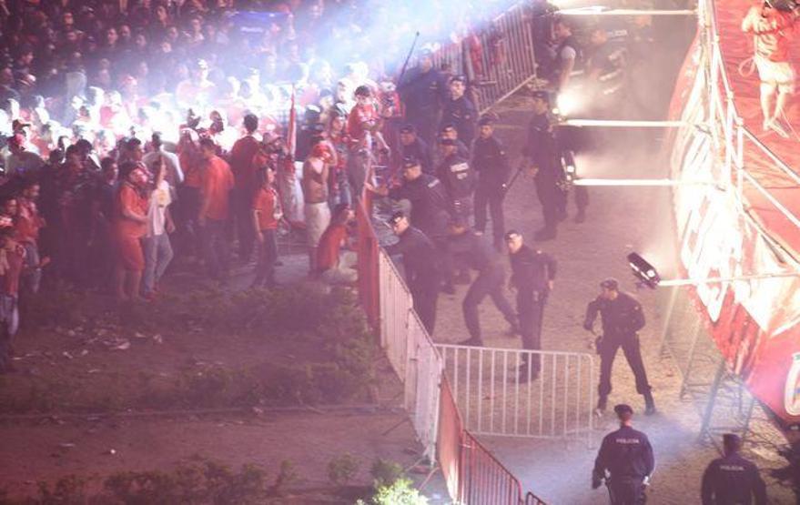 Benfica taraftarı ile polis birbirine girdi